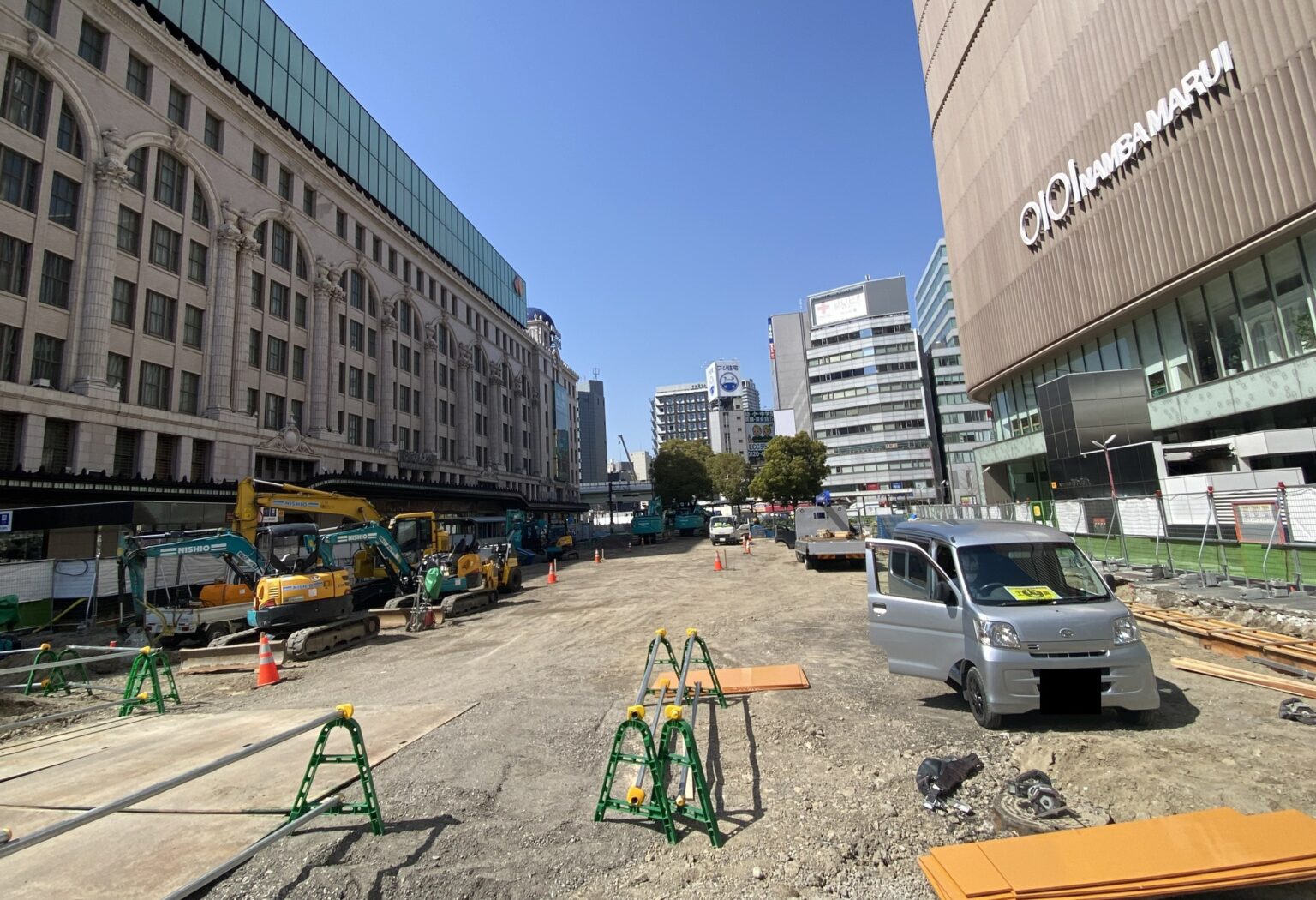 駅前広場は23年秋完成難波駅前に歩行者広場が誕生なんば駅周辺道路空間の再編高島屋前 23年3月の様子 大阪の近未来大阪 関西の再開発巡り